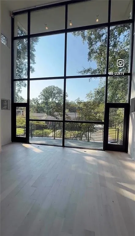 3 bed, 3.0 bath, 2700 sqft, $6,000 — Photo 4