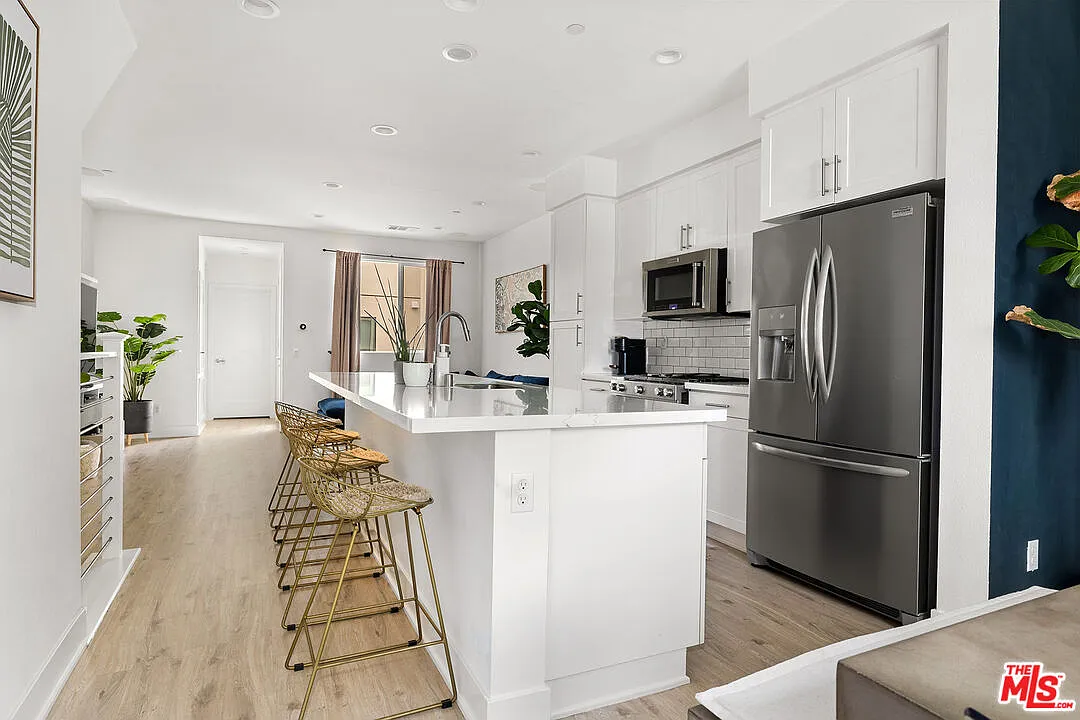 2 bed, 1370 sqft, $4,295 — Photo 3