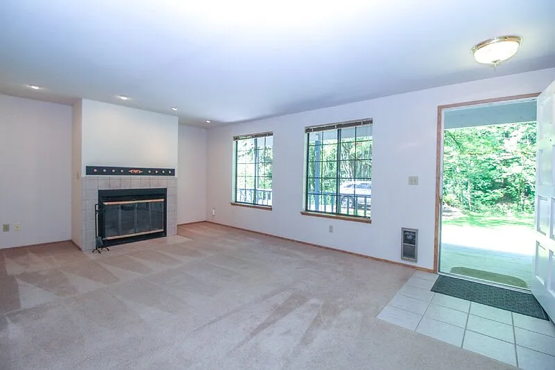 5 bed, 3.0 bath, 1900 sqft, $3,295 — Photo 3