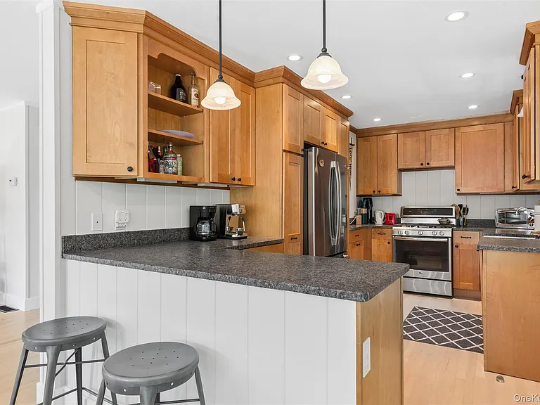 570 Hippodrome Dr — Photo 7