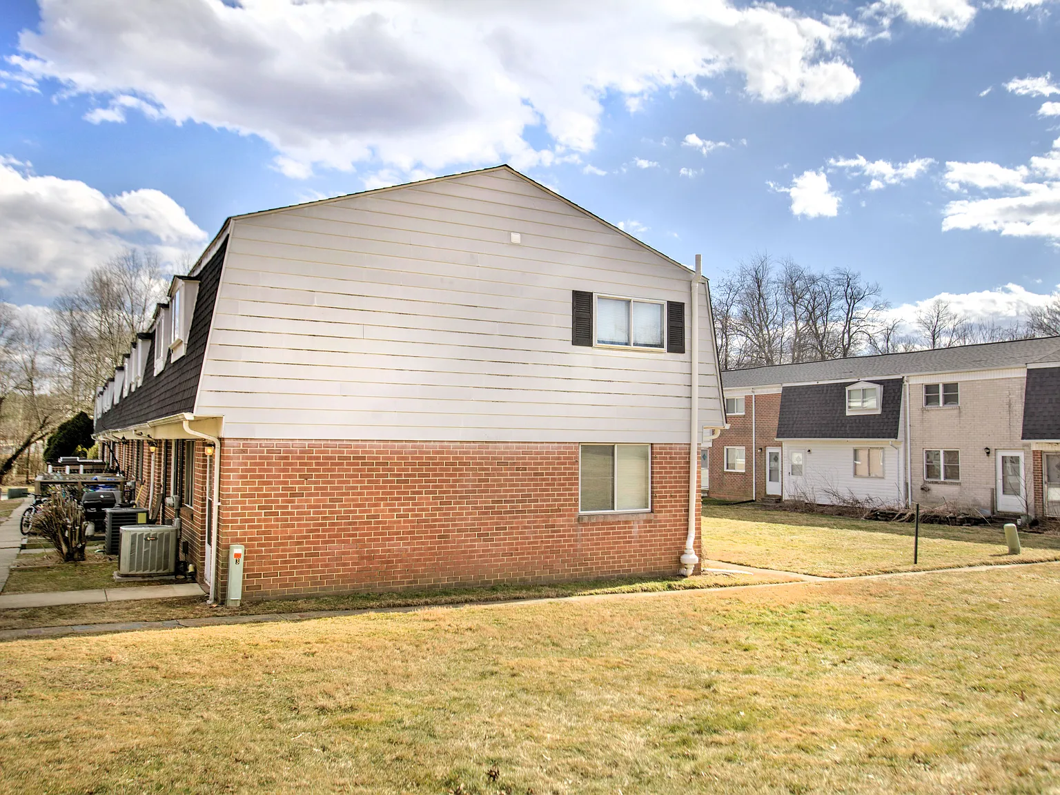 231 Melrose Ct — Photo 2