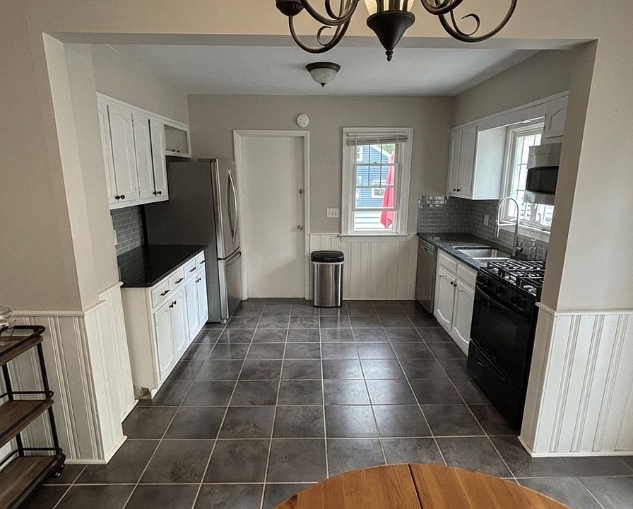 1st image of 511 Montrose Ave Floor 1