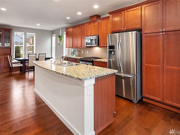 4th image of 1095 NE Park Dr