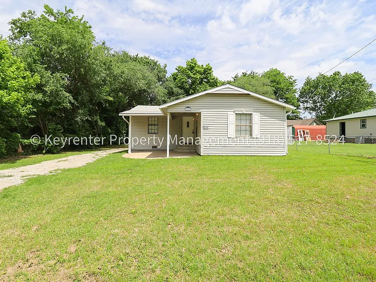504 W Chestnut St — Photo 2