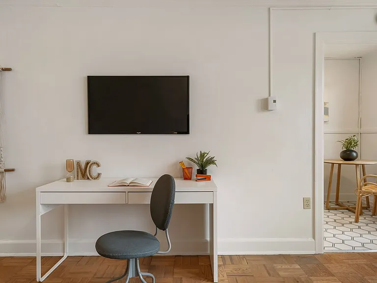 Comfortable Urban Living in a Classic Brick Building Near UW & Light Rail — Photo 12
