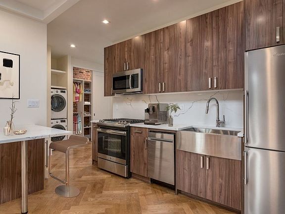 5th image of 921 Washington Ave #522