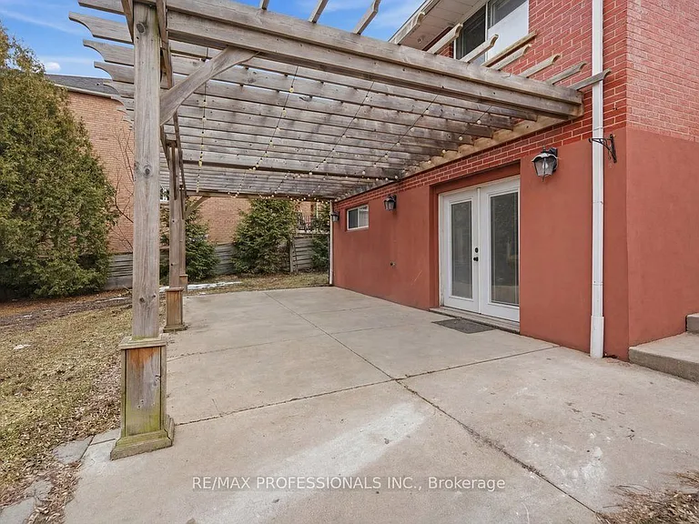 9611 Keele St #D — Photo 10