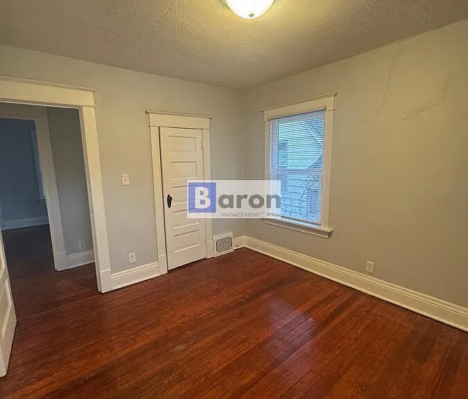 910 Allen St — Photo 8