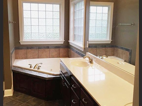 Master Bath w Jetted Tub