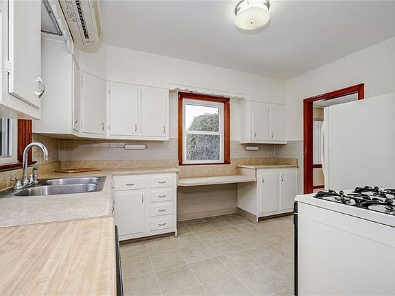 3rd image of 105 Glenwood Way