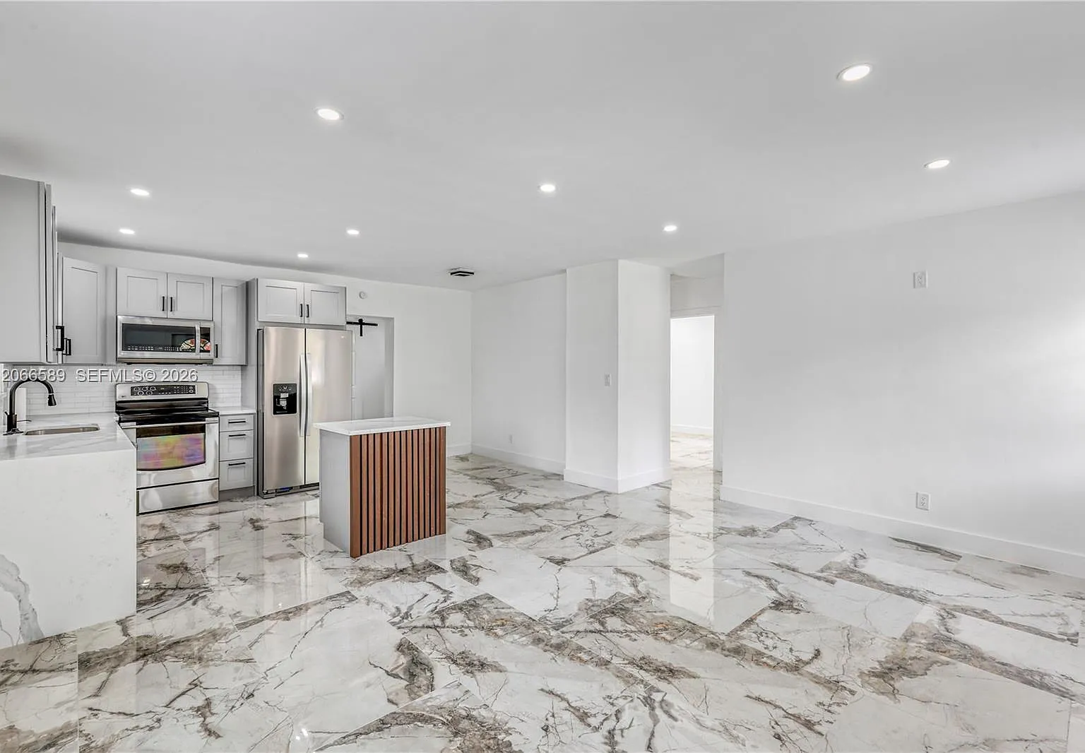 Lauderdale Pines — Photo 3