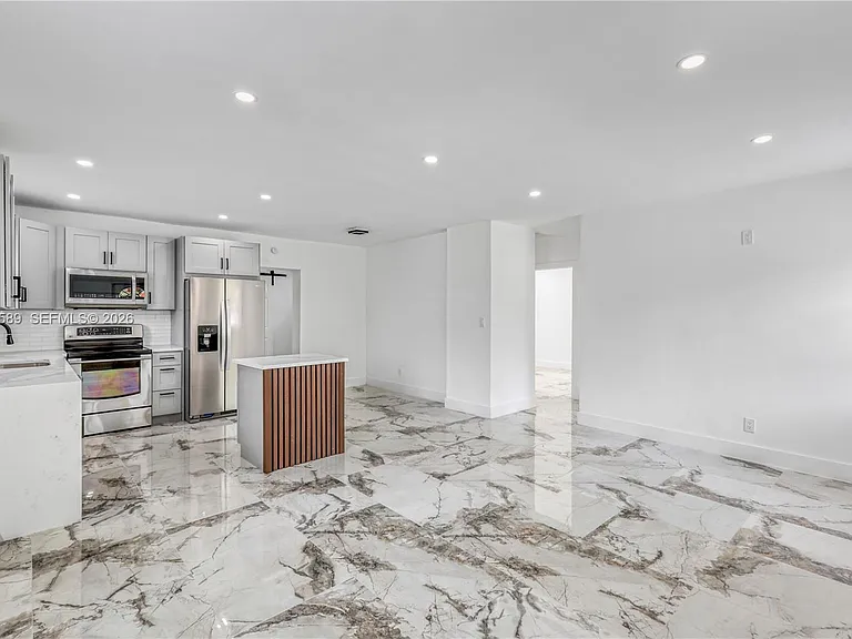 809 SW 17th St — Photo 3