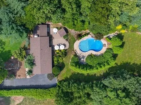 27 Pine Hill Dr, Upper Saddle River, NJ 07458