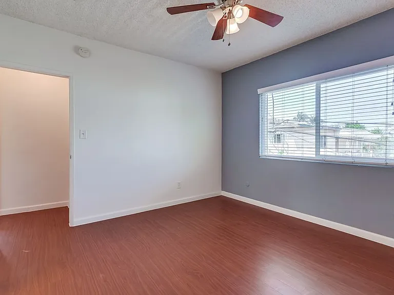 537 W Hyde Park Blvd — Photo 12