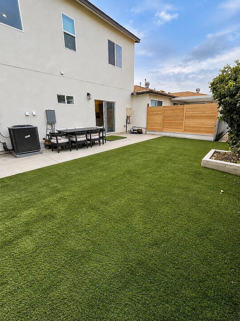 Spacious turfed yard! — Photo 2