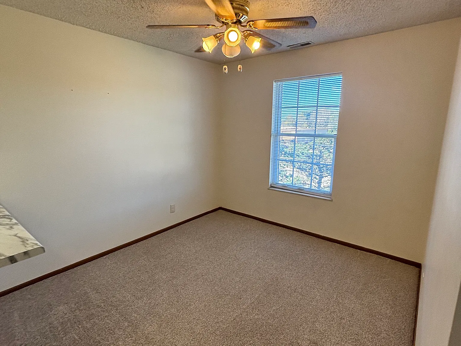 2 bed, 1.5 bath, 998 sqft, $1,050 — Photo 3