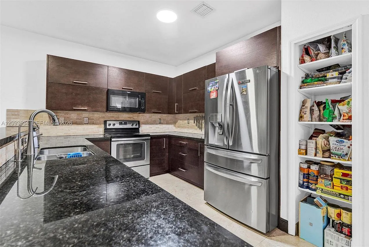 4 bed, 4.0 bath, 2602 sqft, $5,500 — Photo 2