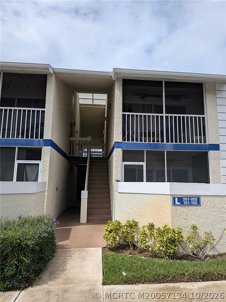 2 bed, 2.0 bath, 886 sqft, $1,980 — Photo 2