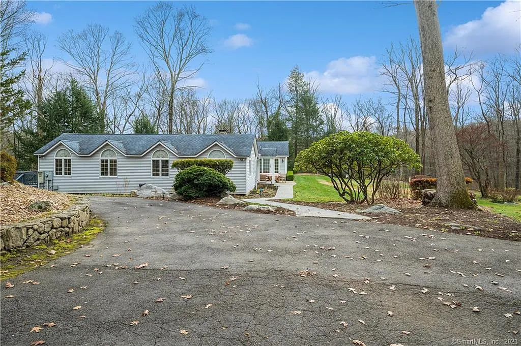 5 bed, 2.5 bath, 2848 sqft, $8,500 — Photo 4