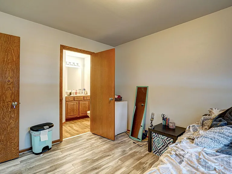 647 N Walton Dr — Photo 9