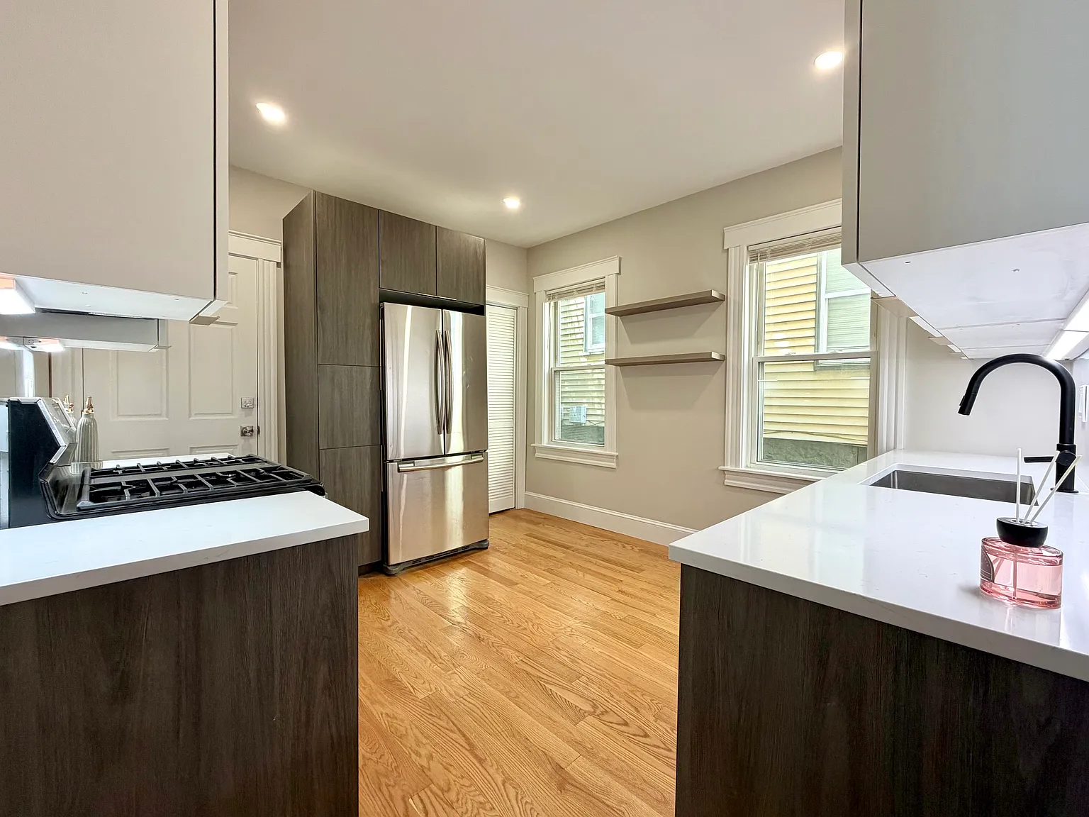 2 bed, 911 sqft, $2,700 — Photo 3
