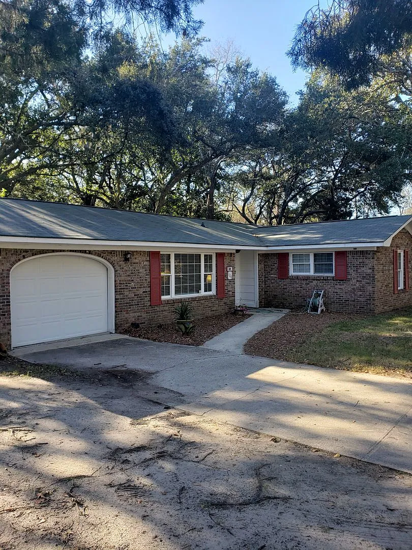 Three Bedroom Ranch in Mount Pleasant — Photo 1