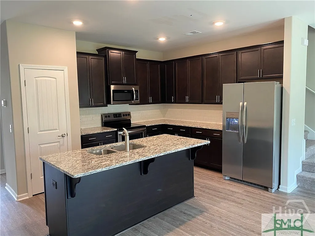 3 bed, 2.5 bath, 1806 sqft, $2,200 — Photo 3