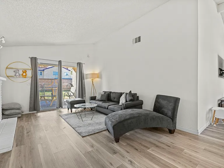 752 E Avenue J9 — Photo 31
