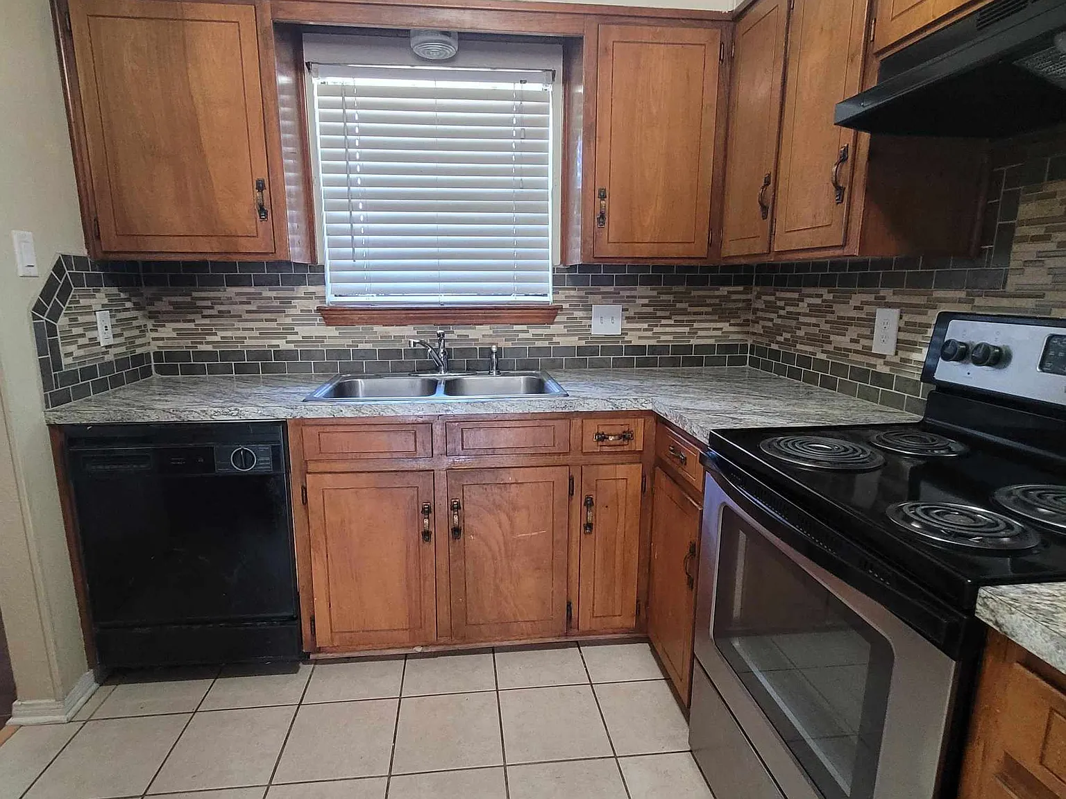 2 bed, 1.5 bath, 841 sqft, $1,150 — Photo 3