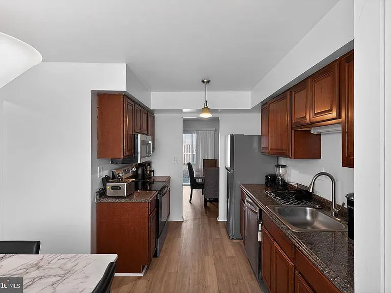 2523 Robinson Pl — Photo 2