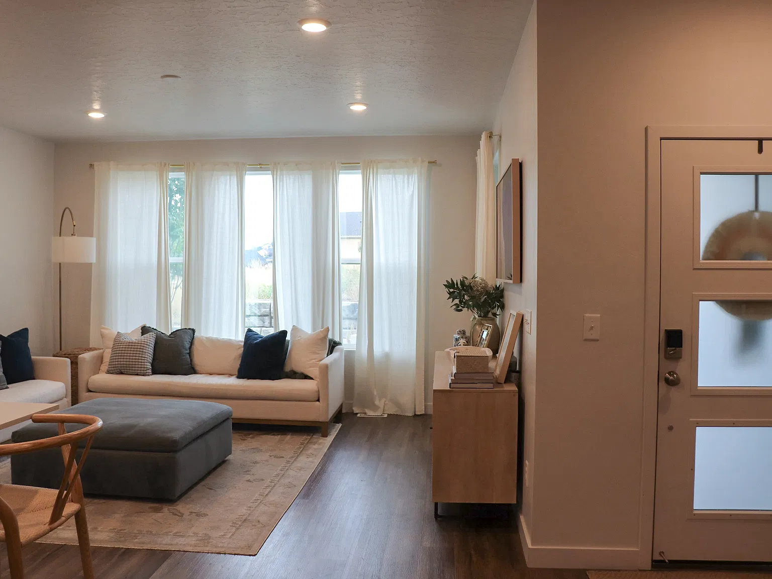 4 bed, 2.5 bath, 2649 sqft, $2,900 — Photo 2