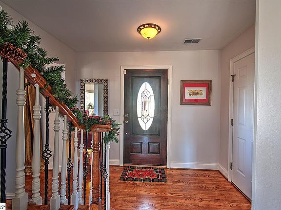 4th image of 237 Highgate Cir