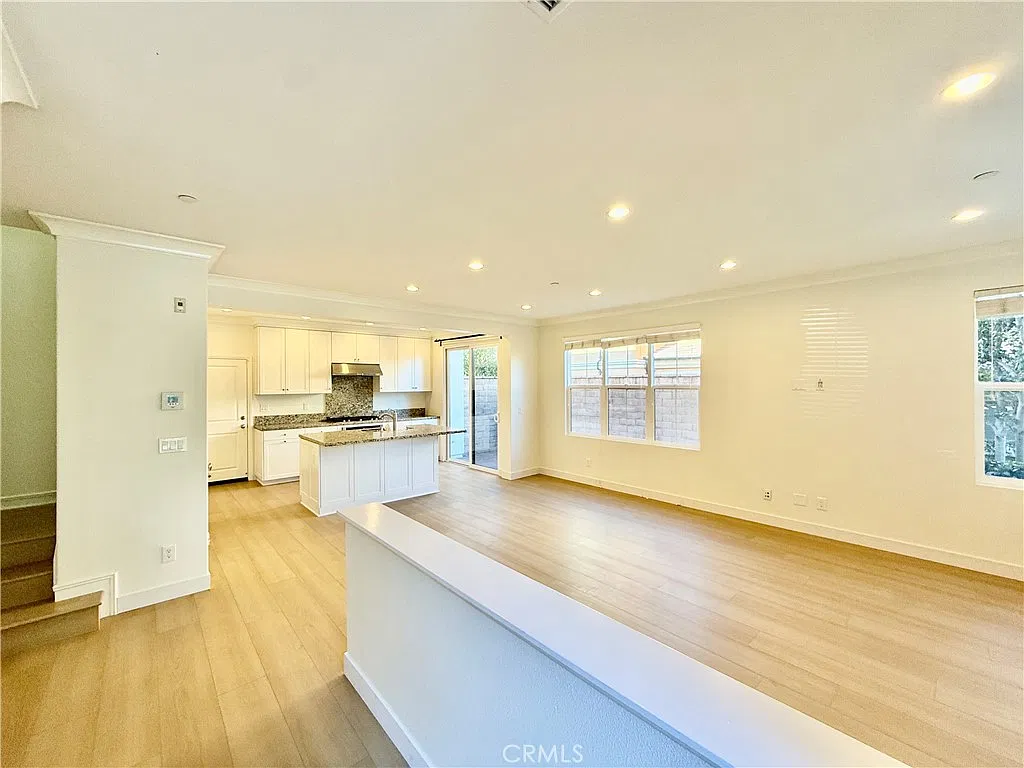 3 bed, 1695 sqft, $4,850 — Photo 3