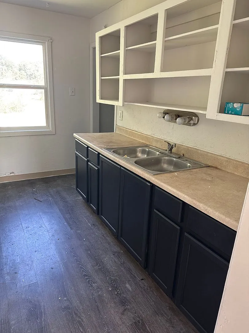 3 Bedroom home for rent in Topeka — Photo 1