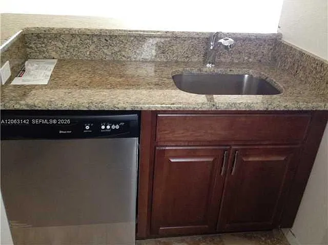 Coral Key Condo — Photo 3