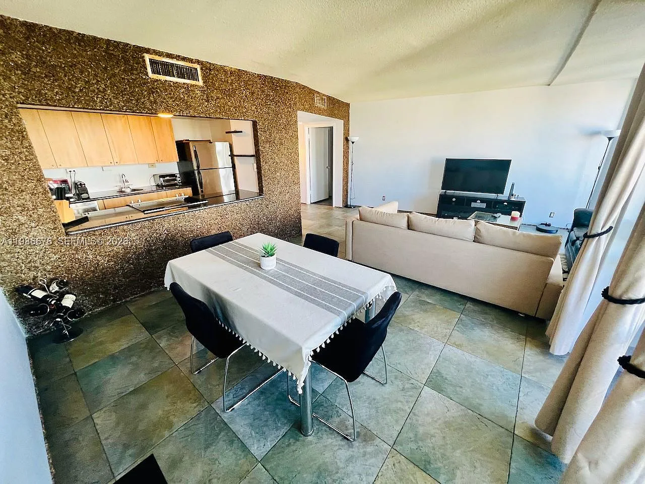 King Cole Condo — Photo 1
