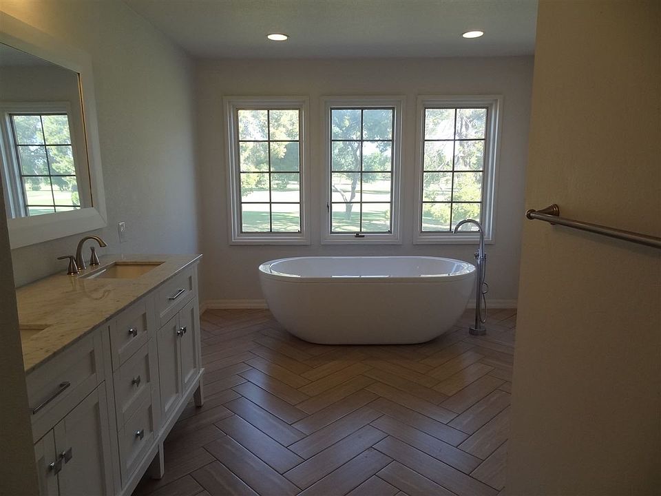 1st image of 800 E Country Club Dr Unit 12