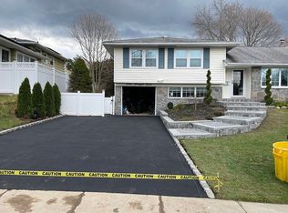 4 Farragut Rd, Old Bethpage, NY 11804