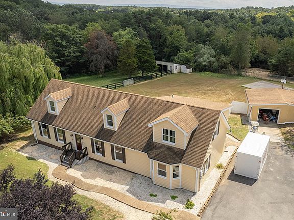 4th image of 100 Dogwood Ln