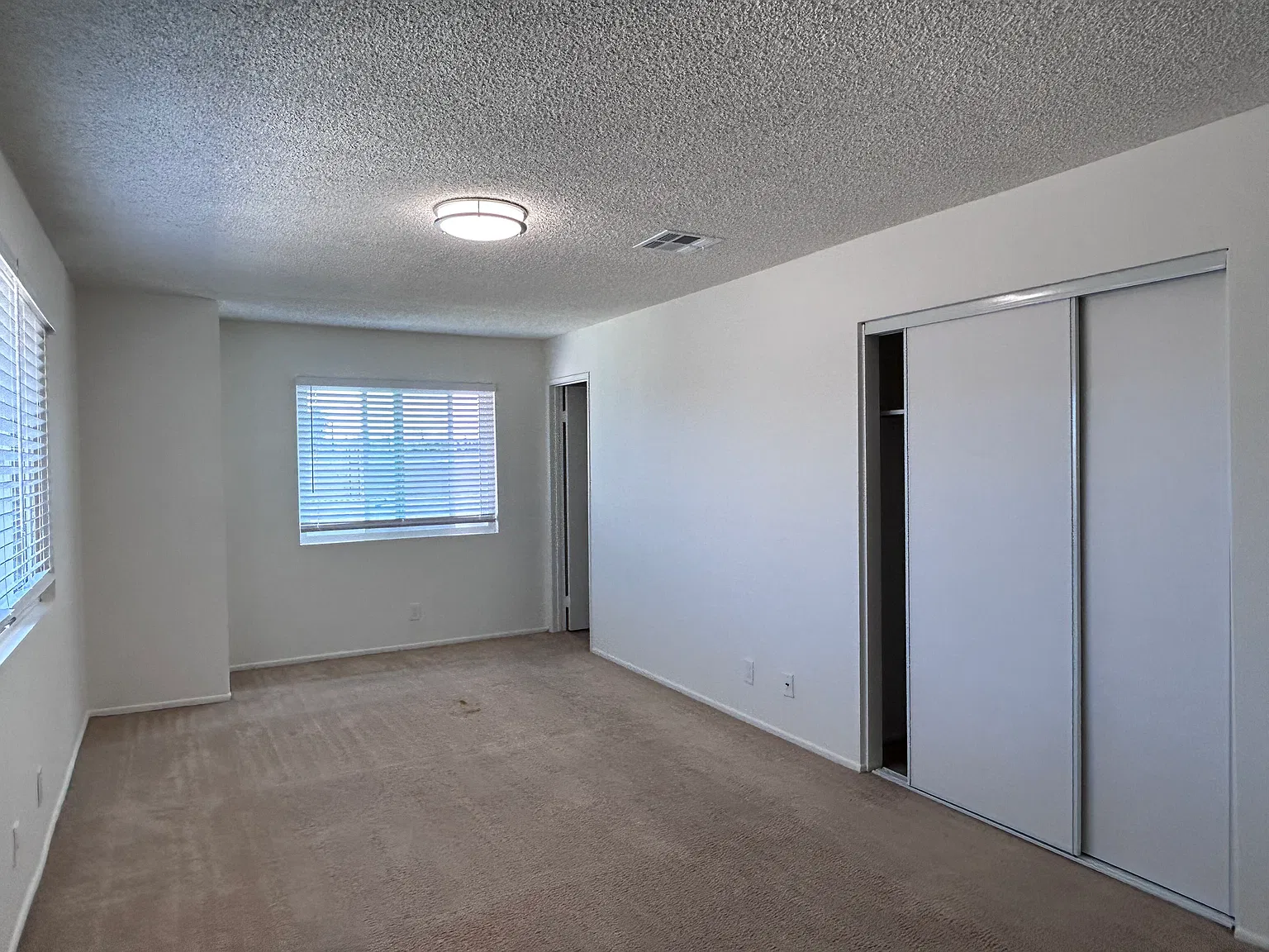 4 bed, 2.5 bath, 1571 sqft, $3,200 — Photo 3