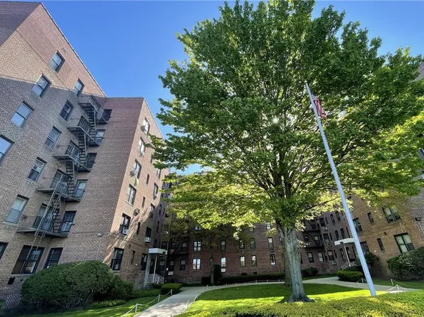 2547 W 2nd St APT 2F, Brooklyn, NY 11223