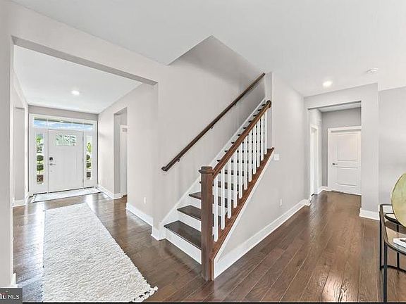 3rd image of 331 Appleford Cir