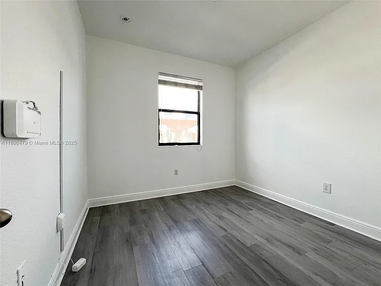 639 NE 33rd Ter — Photo 21