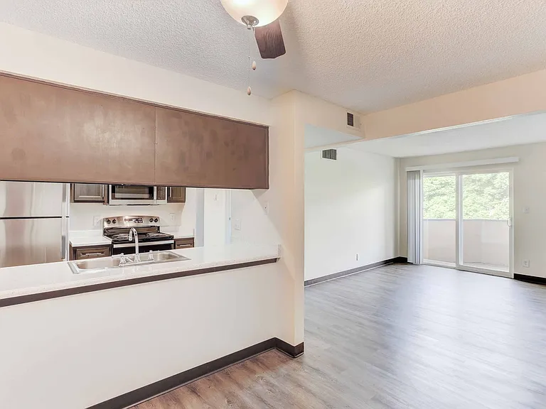 Americana Lakewood Apartments — Photo 31