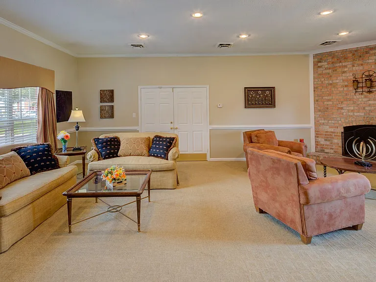 Auburn Place Apartments — Photo 18