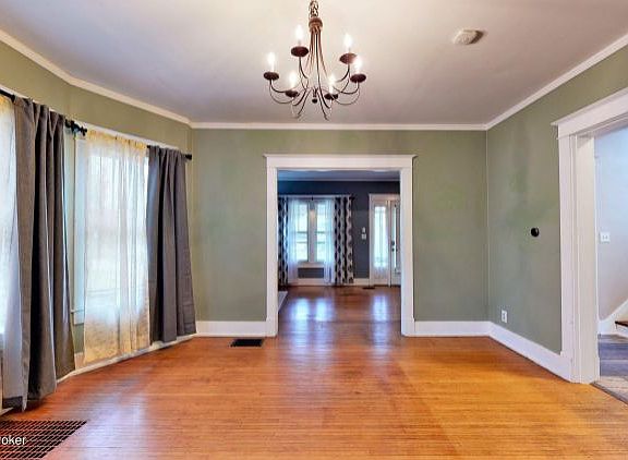 4th image of 2820 Eleanor Ave