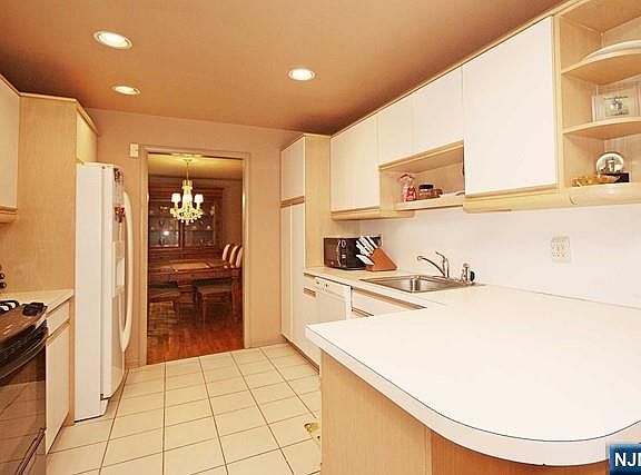 3rd image of 340 French Ct