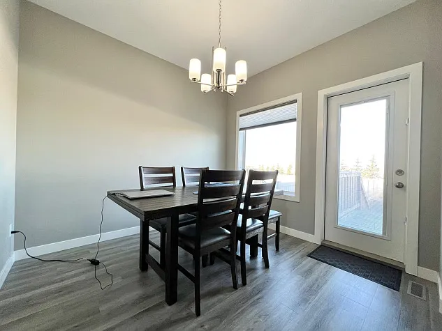 Stunning 4 Bed 2.5 Bath in Penhold! — Photo 4