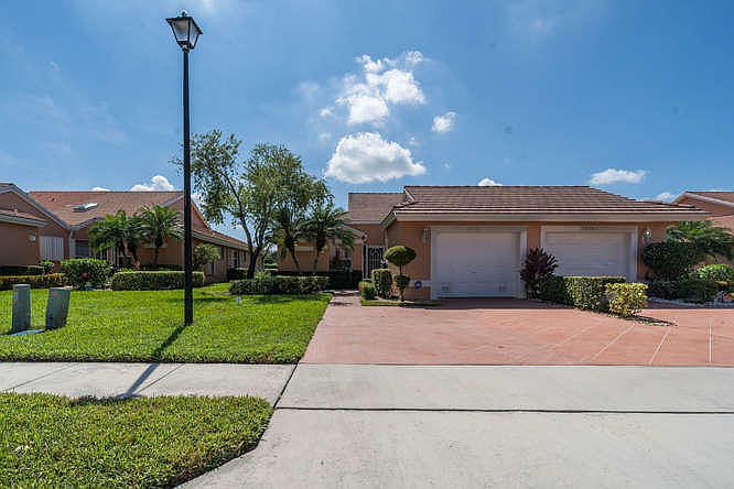 1st image of 5690 Royal Lake Cir