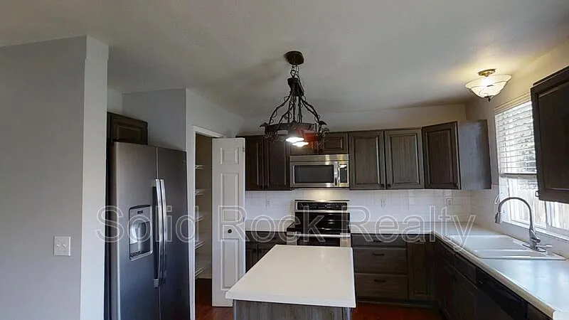 4 bed, 3.5 bath, 2296 sqft, $2,500 — Photo 3